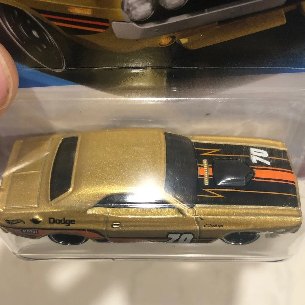 Mattel Hot Wheels Gold and Black '70 Dodge Hemi Challenger
